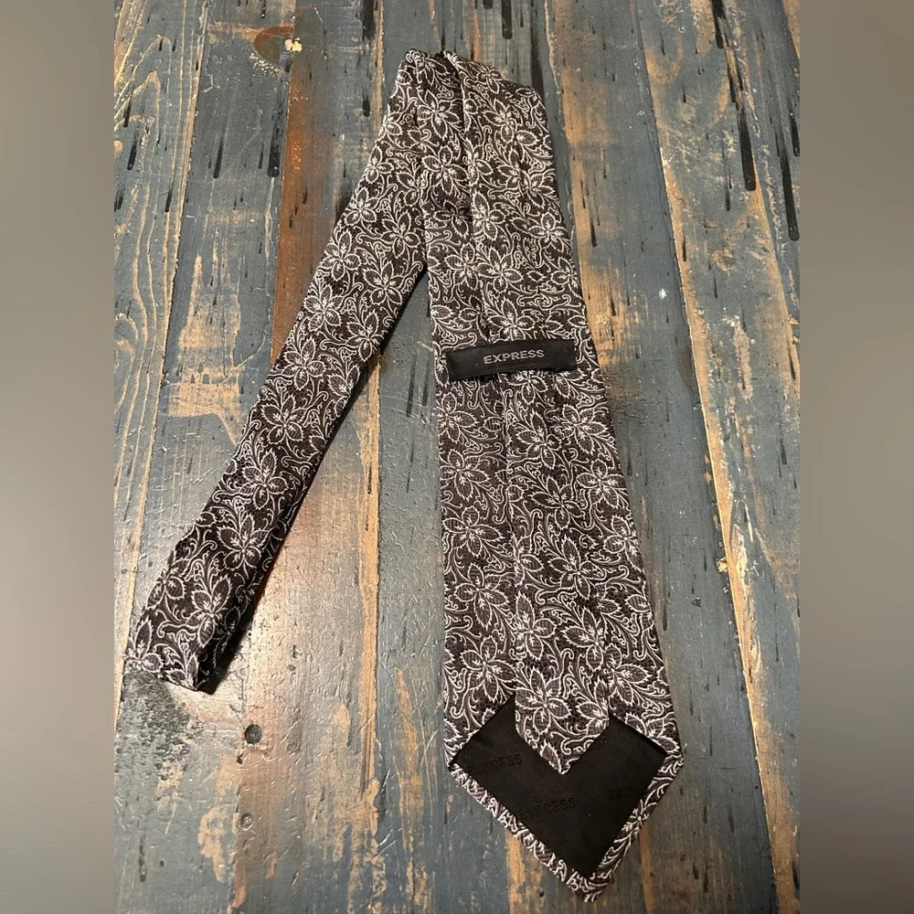 Express Mens Necktie Brown White Floral Scroll Pattern Woven Silk‎ Blend Tie